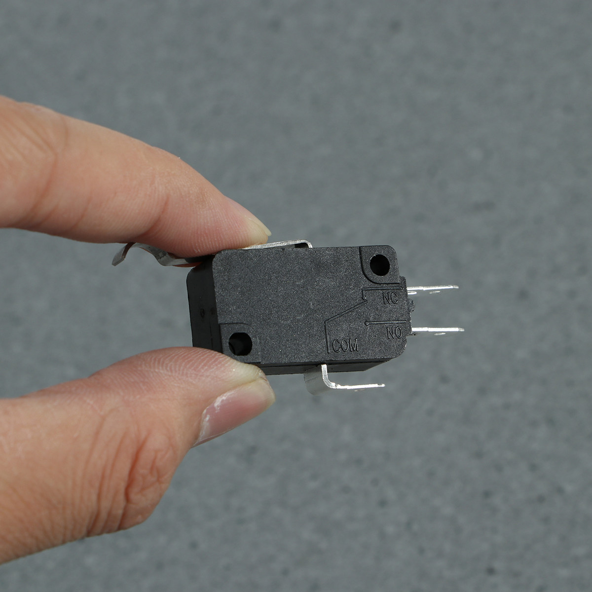 Limit Switch - สวิตช์ไมโครกันน้ำ 12 ชิ้น แบบขาเสียบ พร้อมคันโยกบานพับยาว ปุ่มกดชั่วขณะ